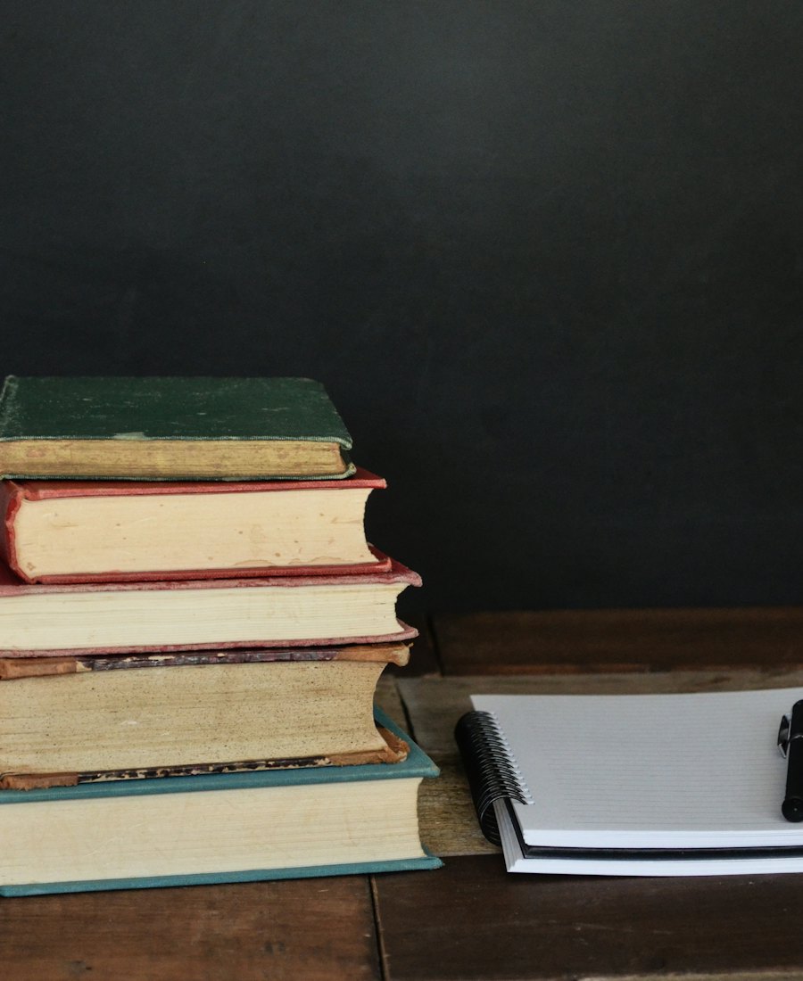 Tumpukan buku dan catatan di meja kerja